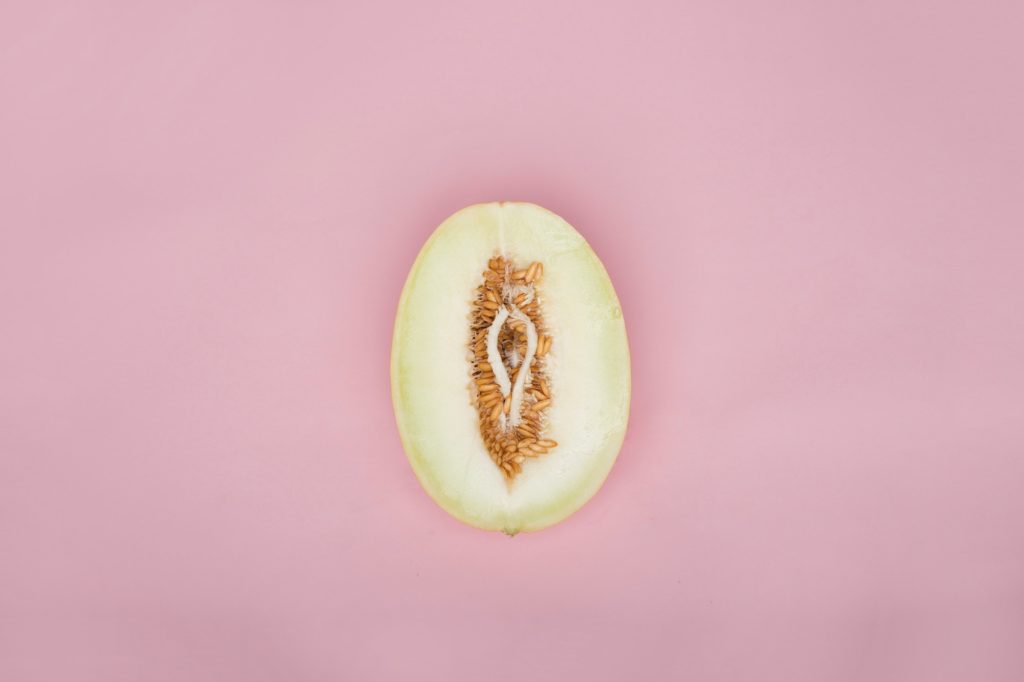 Melon ouverte évoquant un sexe féminin